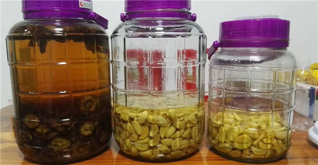 蒜頭泡酒的功效：細(xì)數(shù)蒜頭和酒的功效