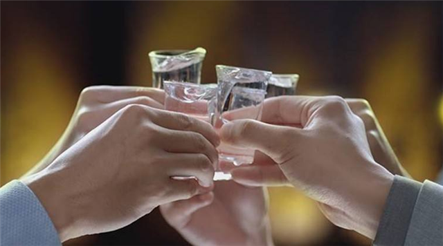 喝酒需謹慎！酒喝多了用啥解酒？