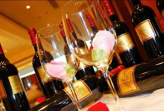 婚禮紅酒一般什么價(jià)位？婚禮紅酒100-300一瓶比較合適