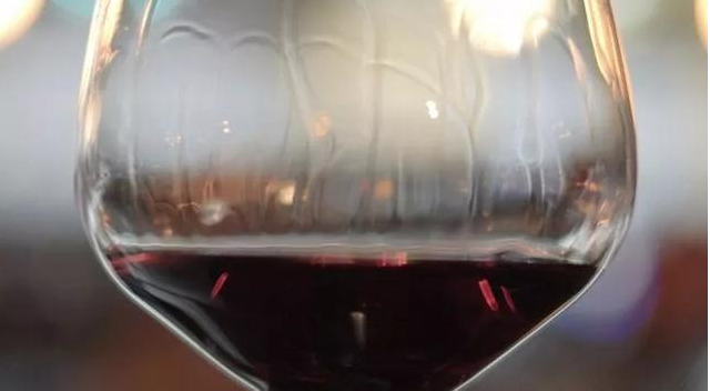 紅酒掛杯是怎么回事？跟紅酒品質(zhì)有關(guān)系嗎？