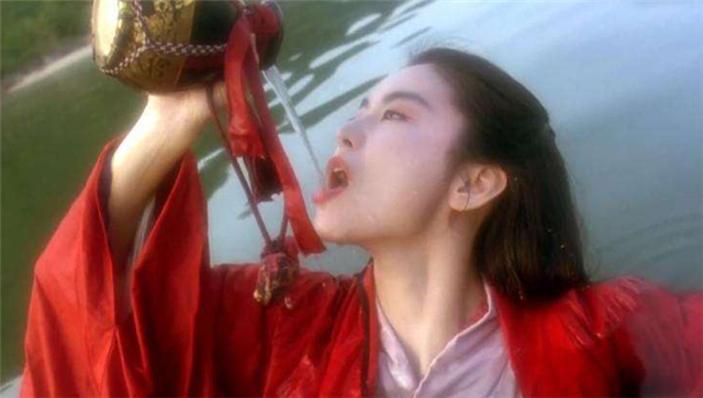 女生怎么喝酒不醉的小技巧？公認(rèn)的方法就是飯前吃點(diǎn)東西！