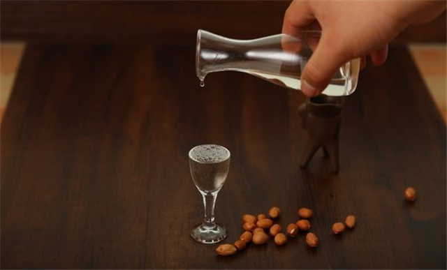 酒喝多了燒胃怎么緩解？先解酒還是先養(yǎng)胃？
