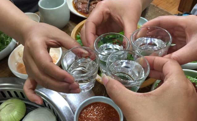 喝酒臉白是怎么回事？趕緊來看看醫(yī)生怎么說