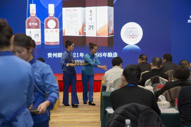 全國各地的260名企業(yè)家到貴州醇酒廠參觀學(xué)習(xí)、洽談合作