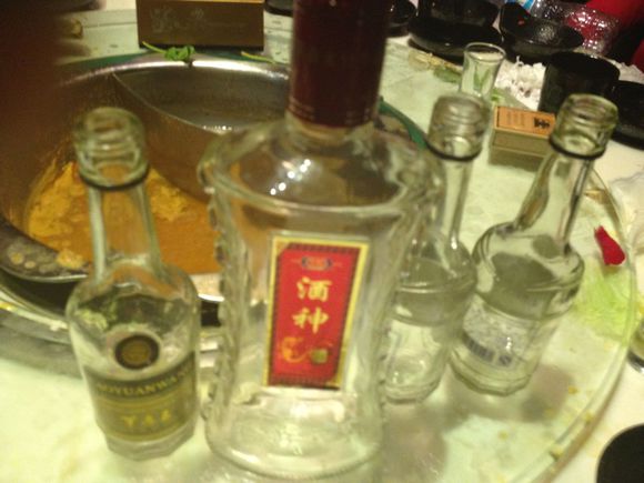 喝完白酒再喝啤酒有什么危害？啤酒跟白酒哪個(gè)危害大？