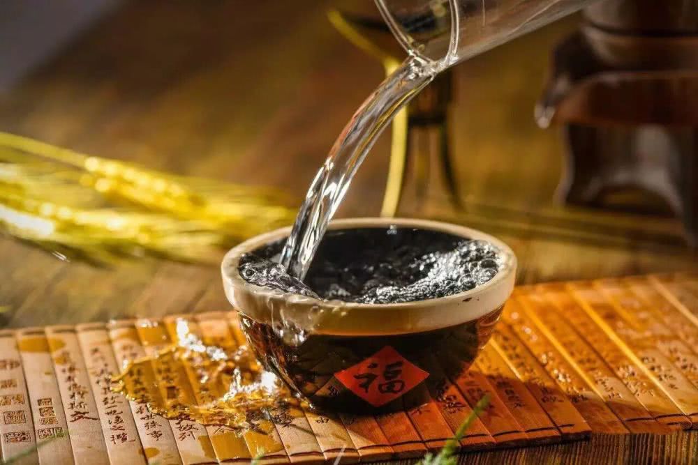 經(jīng)常喝啤酒和白酒的區(qū)別是什么？白酒和啤酒哪個喝了對身體好？