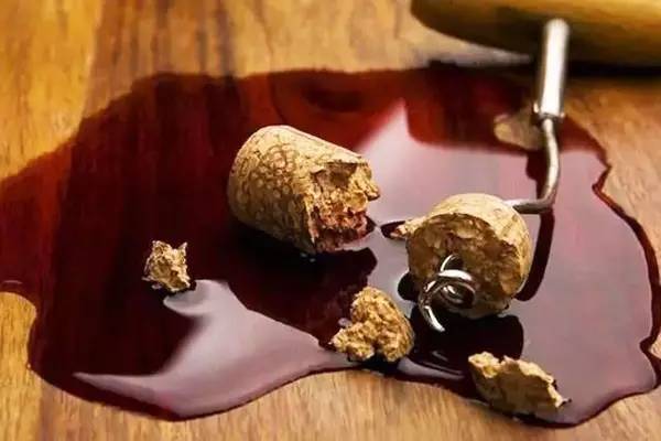 紅酒木塞發(fā)霉是什么原因？紅酒木塞發(fā)霉了還能喝嗎？