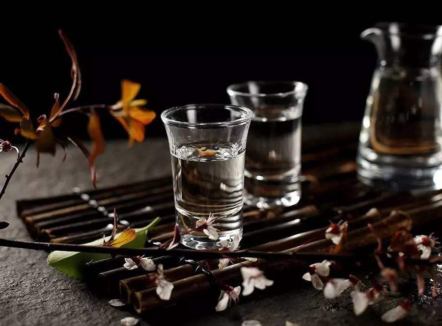 喝白酒能吃柿子嗎？喝白酒是不能吃柿子的