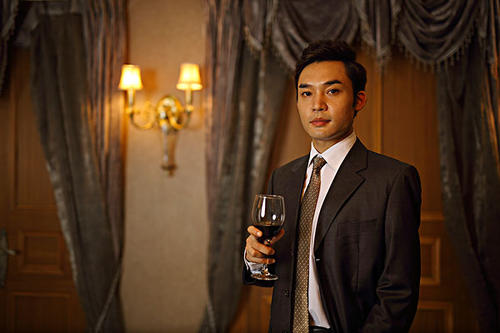 紅酒杯的正確持杯姿勢是怎樣的？如何正確的碰杯？