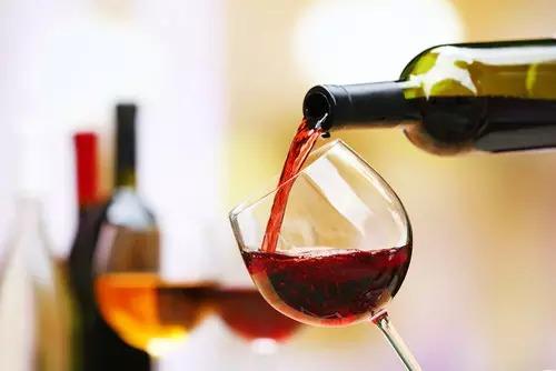 一瓶紅酒可以倒多少杯？一瓶紅酒可以倒五杯
