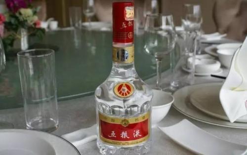 如何通過聞香來品評白酒呢？從聞香方法、聞香維度、香氣種類來