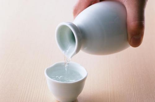 教你用一滴油分辨白酒的真?zhèn)?，以后看到這種白酒，可不要上當(dāng)