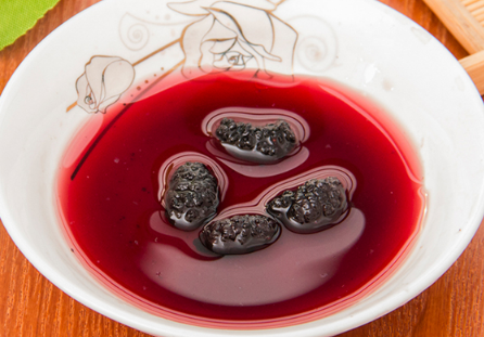 自釀的桑葚酒保質(zhì)期是多久？桑葚酒過期了還能喝嗎？
