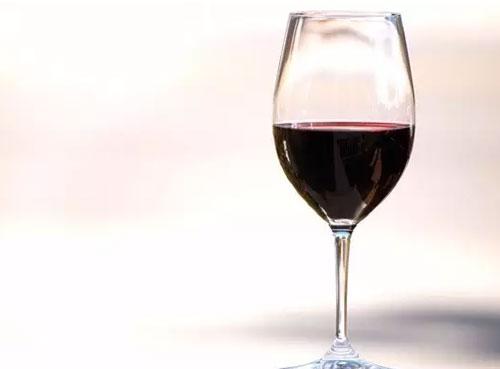 如何避免喝葡萄酒嘴巴變黑？為什么喝葡萄酒嘴巴會變黑？