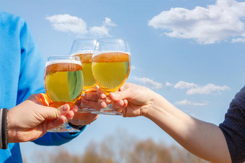 喝啤酒肚子脹怎么辦？喝啤酒不容易醉的訣竅是什么？