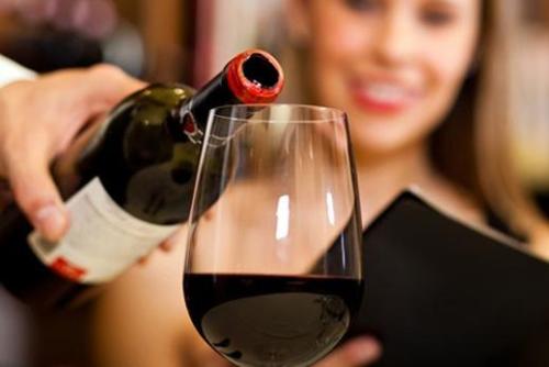 西方有什么倒酒的禮儀？倒酒有哪些禮儀講究？