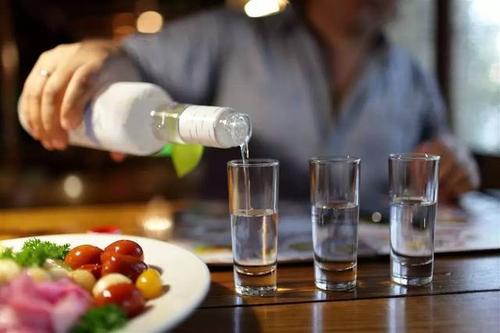 啤酒和白酒一起喝會(huì)怎么樣？白酒和啤酒一起喝怎么解酒？