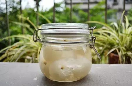 喝白酒可以吃荔枝嗎？如何制作荔枝酒？