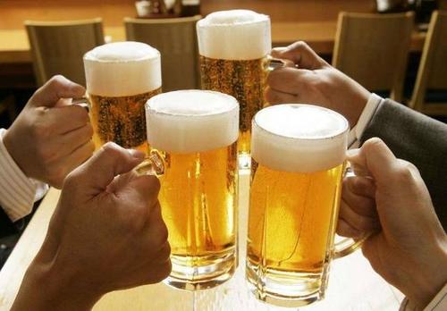 吃中藥可以喝啤酒嗎？吃中藥不建議喝啤酒。