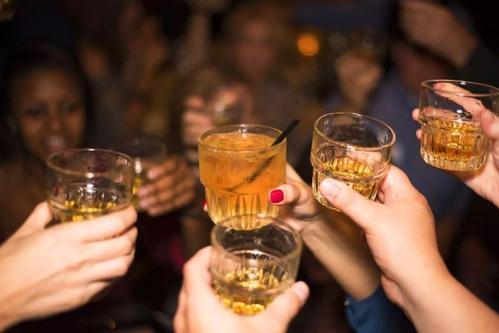 喝啤酒真的可以豐胸嗎？喝啤酒可以豐胸。