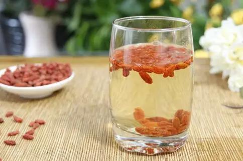 枸杞泡酒喝多了有什么害處？過量喝枸杞酒的危害