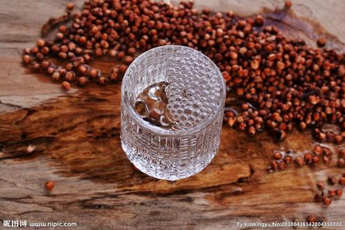 如何根據(jù)酒花大小判斷白酒度數(shù)？酒花越大消散越快度數(shù)越高。