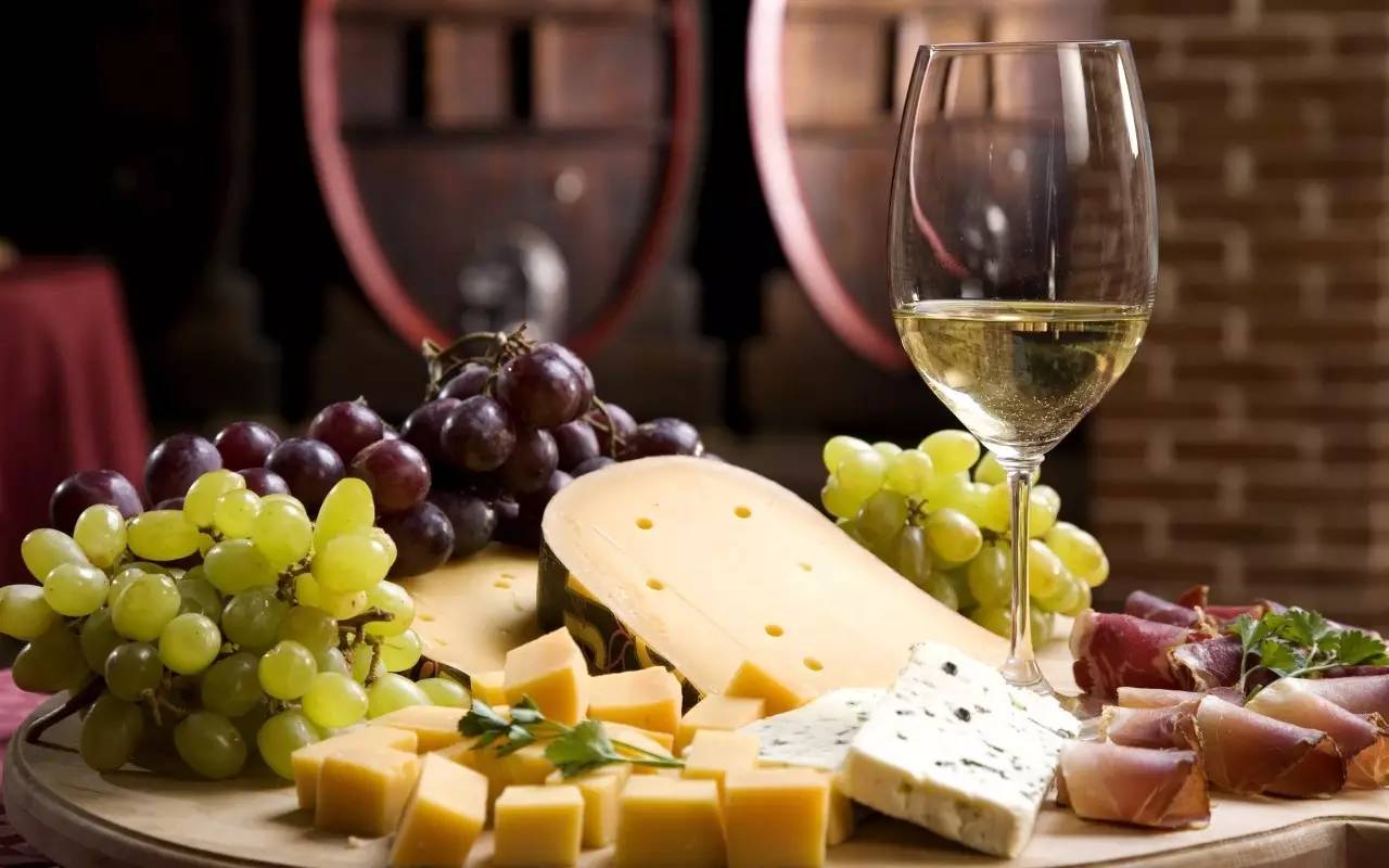 白葡萄酒什么場合喝？白葡萄酒適合哪個用餐環(huán)節(jié)？