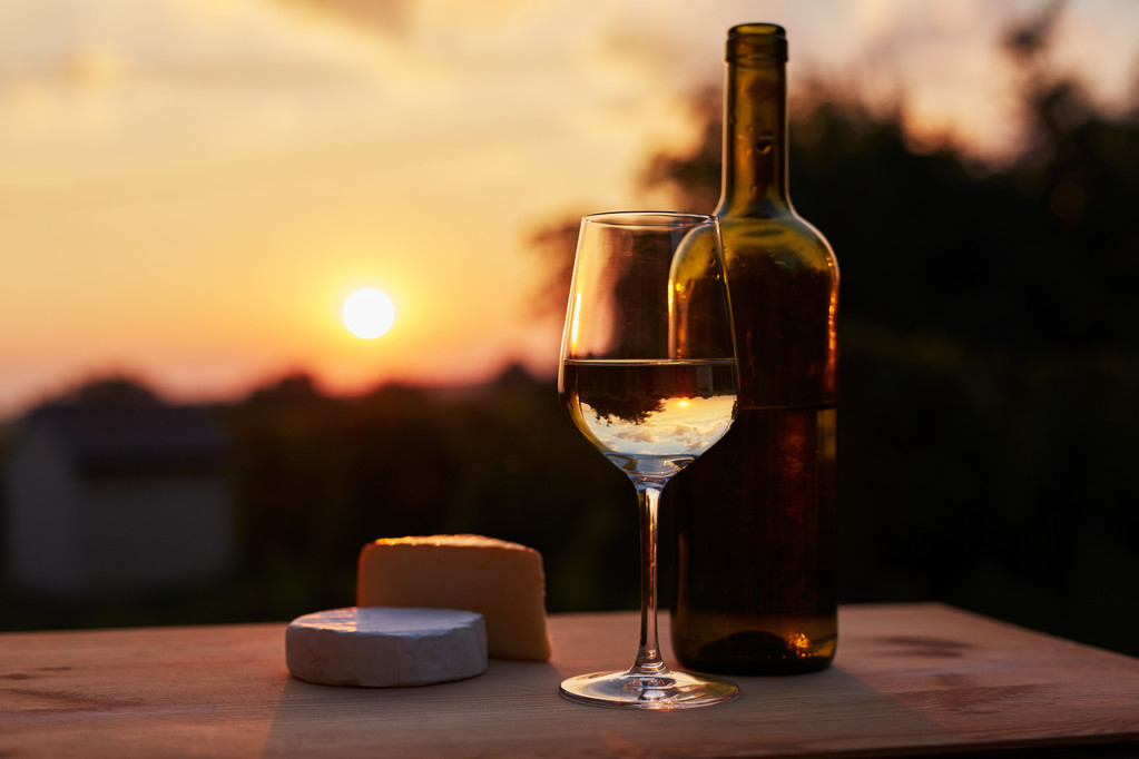 白葡萄酒適合搭配什么食物？白葡萄酒搭配食物的方法