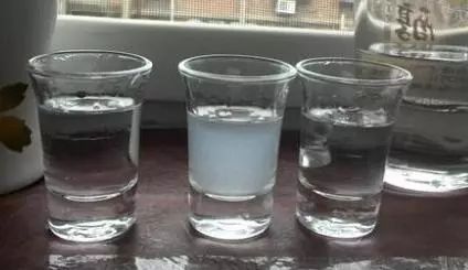 低度白酒產(chǎn)生渾濁的原因是什么？白酒有渾濁還可以喝嗎？