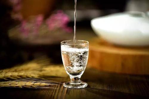 低度白酒是高度白酒加水嗎？高度白酒和低度白酒如何劃分？