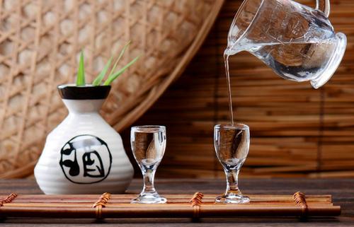 為什么同樣的白酒喝起來味道不一樣？溫度如何影響白酒的味道？