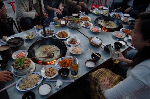 為什么喝白酒要吃菜喝洋酒不用吃菜？為什么喝洋酒要加冰塊？