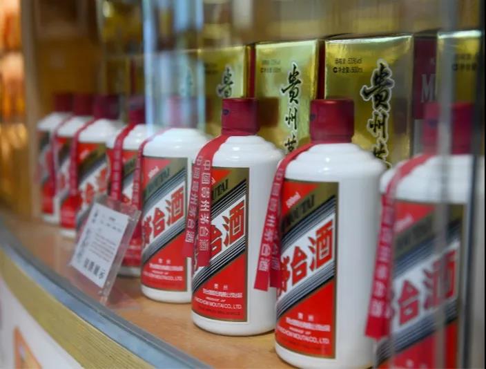 黃牛花式套1499飛天茅臺(tái)酒，每天組織當(dāng)?shù)厝藛T往返茅臺(tái)、廣州