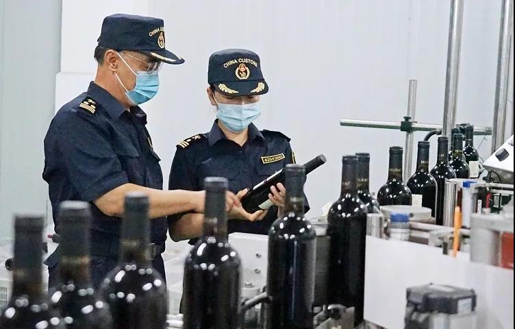 廣州海關(guān)降低部分企業(yè)名莊酒抽檢率，被譽為“接地氣”，也有爭議