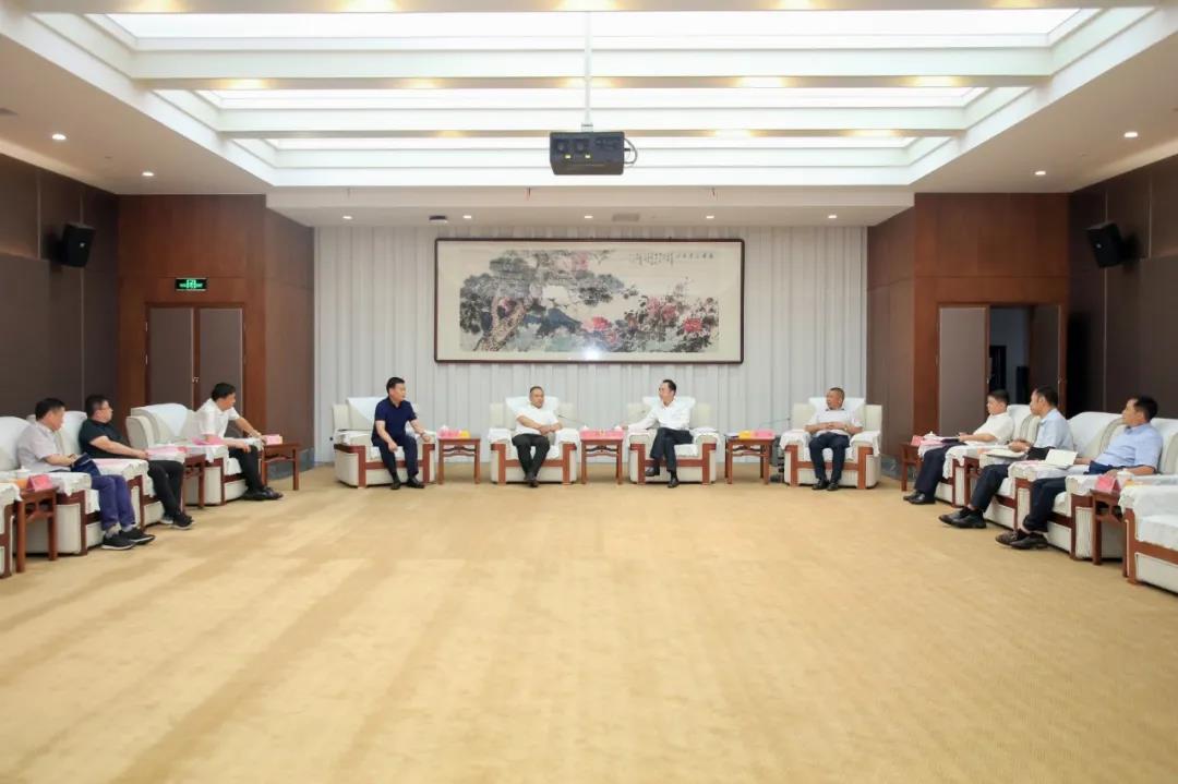 茅臺(tái)集團(tuán)董事長(zhǎng)高衛(wèi)東分別與來訪單位、企業(yè)座談