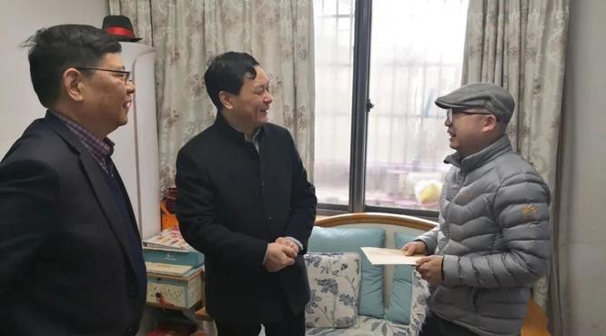 黃酒集團(tuán)領(lǐng)導(dǎo)走訪慰問(wèn)老黨員、困難職工和結(jié)對(duì)困難戶