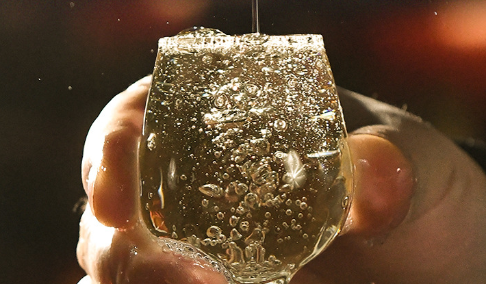 鑒別白酒優(yōu)劣的方法有哪些？喝劣質(zhì)白酒的危害