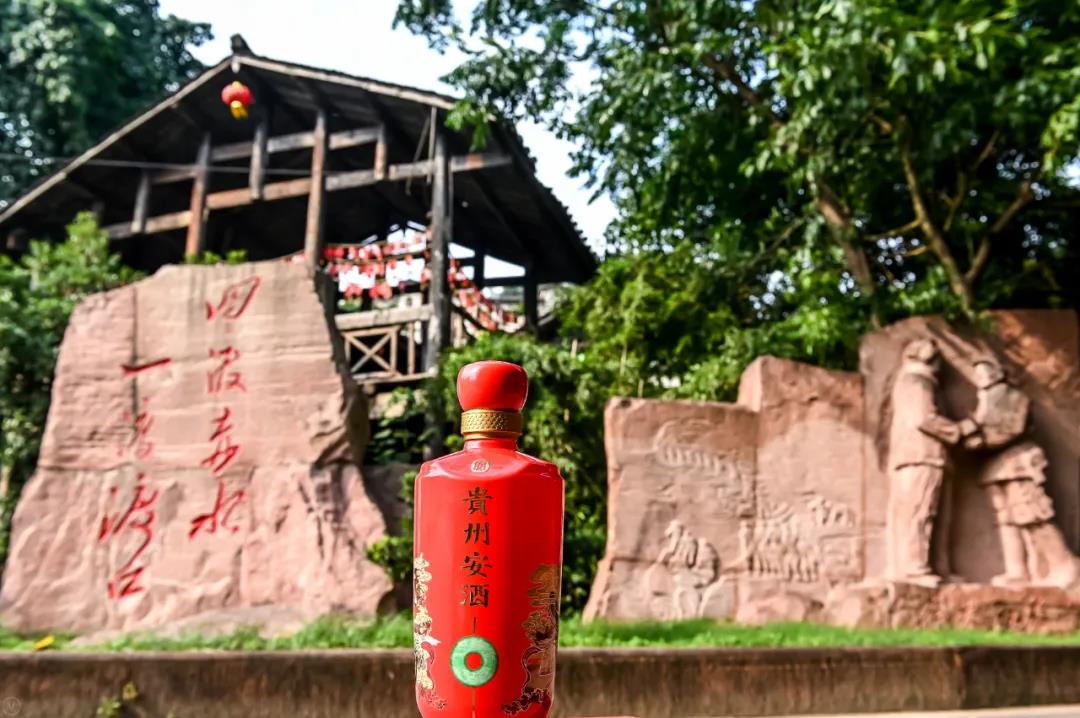 貴州安酒紅色經(jīng)典限量收藏裝上新，定價(jià)1999元！