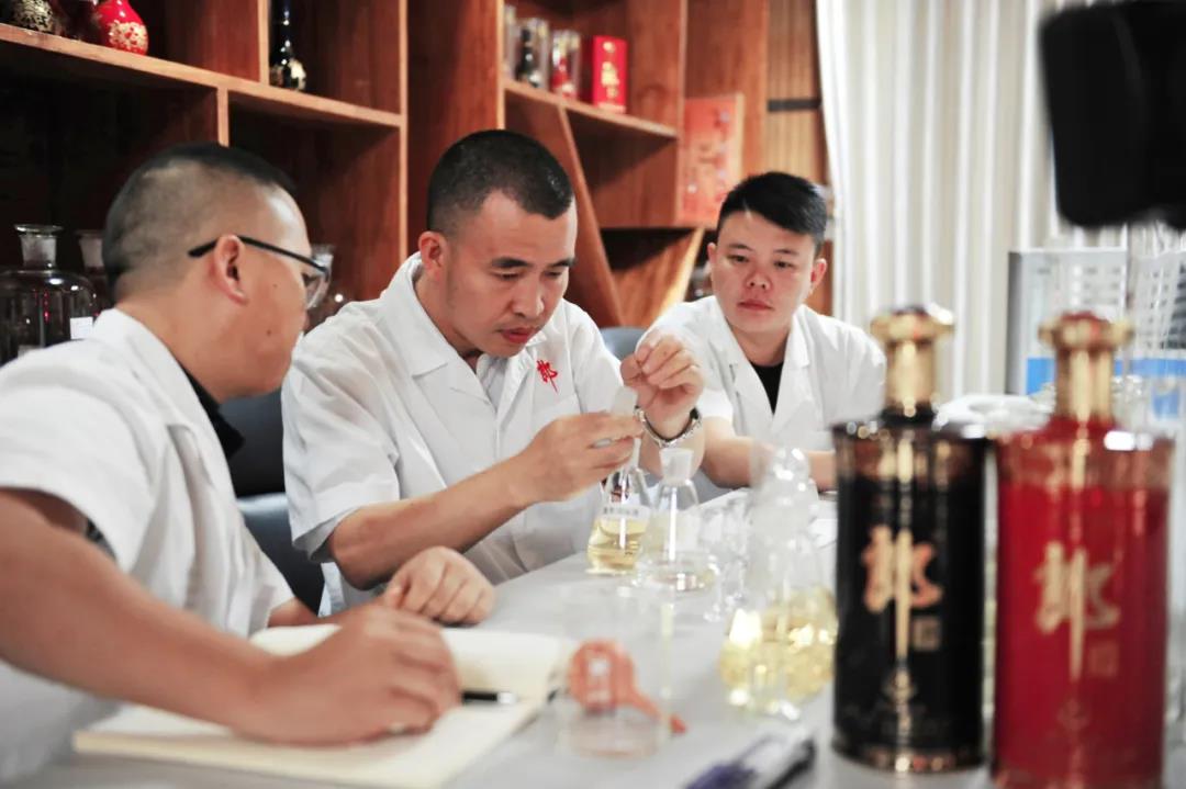 程偉大師釀酒，注入匠心郎酒就有了溫度、情感和靈魂