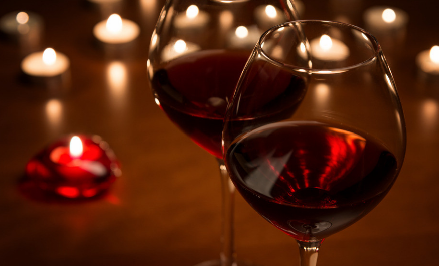 喝紅酒怎么拿酒杯？