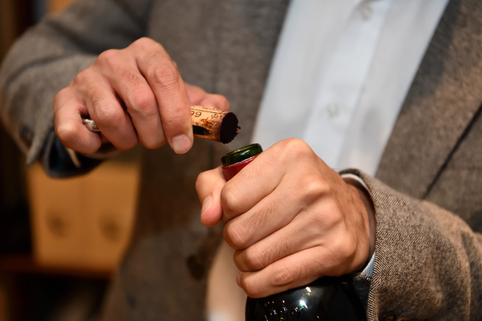酒塞怎么塞進去(酒塞怎么塞進去的)